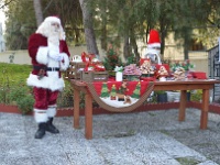. ο Άγιος Βασίλης περιμένει τα παιδάκια για να τους μοιράσει τις μπομπονιέρες