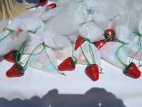 μπομπονιέρα κρεμαστό φράουλα δεμένο σε πουγκί λευκής γάζας