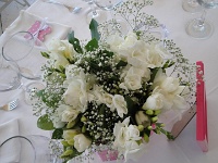 μπουκέτο λουλουδιών με λευκές φρέζες και γυψοφίλη
