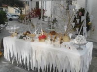 χριστουγεννιάτικο τραπέζι κατασκευασμένο με χιόνι
