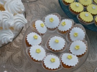 mini cupcakes με λευκή ζαχαρόπαστα και κίτρινο λουλουδάκι