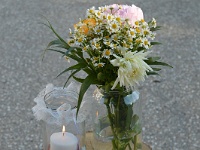 μπουκετάκι με λουλούδια και γυάλινο βάζο με δαντέλα και κερί