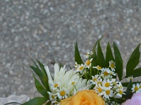μπουκετάκι με πορτοκαλί τριαντάφυλλο, λευκή ντάλια και χαμομήλι