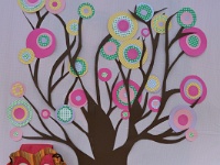 στην διακόσμηση του πάρτυ δέντρο φτιαγμένο από πολύχρωμα χαρτόνια και υφασμάτινη κουκουβάγια