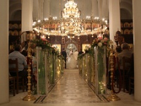 εσωτερικός διάδρομος εκκλησίας με κατασκευές απο "άγουρα" πράσινα, ροζ, λευκά τριαντάφυλλα, λευκές και ροζ παιόνιες και κισσό πάνω σε φωτιζόμενες plexiglass βάσεις