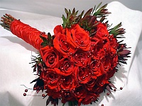 νυφικό μπουκέτο με κόκκινα τριαντάφυλλα και κόκκινες χάντρες