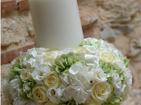 νυφική λαμπάδα με λευκές, πράσινες ορτανσίες και κίτρινα τριαντάφυλλα