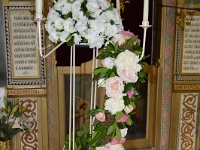 νυφική λαμπάδα σε ιβουάρ μεταλλική βάση με κατασκευή απο μπάλα με λευκό λυσίανθο και κρεμαστή γιρλάντα με λευκή παιόνια, σομόν τριαντάφυλλα και ροζ λυσίανθο