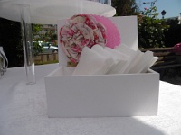 κουτί για τις χαρτοπετσέτες διακοσμημένο με υφασμάτινο λουλούδι