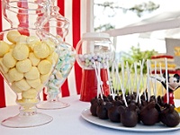 η φιγούρα του Mickey mouse μοιράζει τα cake pops