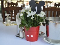 διακόσμηση στα τραπέζια το παντελόνι του Mickey mouse με λευκά λουλούδια