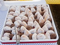 γλυκό βάπτισης mini donuts με γέμιση nutela