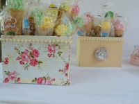 χωνάκια μαρέγκας μέσα σε υφασμάτινα κουτιά με πέρλες και χειροποίητα υφασμάτινα λουλούδια