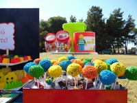 cake pops με πολύχρωμη τρούφα