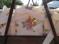 τυπωμένο floral ύφασμα με κρεμαστή επίχρυση πεταλούδα, η μπομπονιέρα της βάπτισης