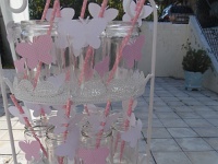 γυάλινα ποτήρια λεμονάδας διακοσμημένα με πουα και λευκές πεταλούδες