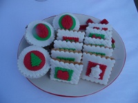 μπισκότα και cupcakes με χριστουγεννιάτικα σχέδια