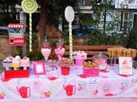 στήσιμο τραπεζιού παιδικής μπομπονιέρας και γλυκών με θέμα cupcake