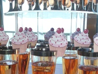 ποτήρια σαμπάνιας διακοσμημένα με cupcake