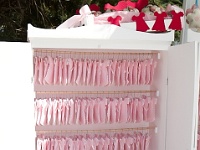μπομπονιέρα φορεματάκι ροζ-λευκό ριγέ κρεμασμένη σε ντουλάπα
