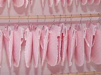 μπομπονιέρα φορεματάκι ροζ-λευκό πουά κρεμασμένη σε ντουλάπα