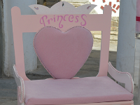 ξύλινη κουνιστή πολυθρόνα princess για τα ρούχα του μωρού