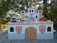στο κάστρο της πριγκίπισσας έχουν τοποθετηθεί τα γλυκά της βάπτισης