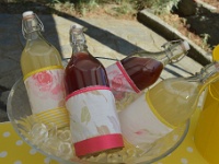 φράουλα και λεμονάδα στα διακοσμημένα με υφάσματα μπουκάλια
