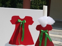 κουτί και λαμπάδα με κόκκινο υφασμάτινο φόρεμα και πράσινες κορδέλες