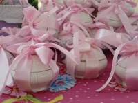 στρόγγυλο κουτάκι λευκής πορσελάνης με ροζ φιόγκους για τις κυρίες