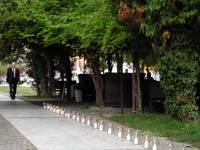 διάδρομος με γυάλινα φαναράκια στο πέρασμα της νύφης προς την εκκλησία