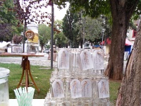 τραπέζι βαμμένο σε βεραμάν χρώμα για τα βαζάκια της λεμονάδας