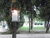 γυάλινα φαναράκια κρέμονται παντού
