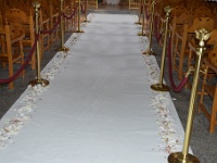 λευκός διάδρομος στρωμένος στο εσωτερικό της εκκλησίας με ροδοπέταλα απο τον κήπο