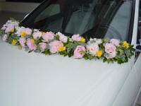 στολισμός του νυφικού αυτοκινήτου με γιρλάντα λουλουδιών