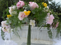 ροζ παιόνιες,κίτρινες φρέζες,λευκές βάντες και λεβάντα ο συνδυασμός των λουλουδιών στην κατασκευή του τραπεζιού της μπομπονιέρας
