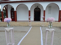 διάδρομος στον προαύλιο χώρο της εκκλησίας με λινάτσα και δαντέλα