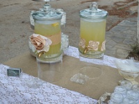 το βάζο της λεμονάδας διακοσμημένο με σατέν λουλούδι και πλεκτό σεμεδάκι