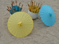 χάρτινες ομπρέλες για τον ήλιο στα χρώματα του γάμου