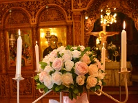 τα κηροπήγια είναι διακοσμημένα με κατασκευή μισής μπάλας από ιβουάρ και ροζ τριαντάφυλλα