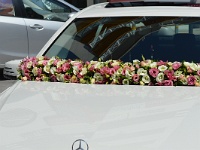 διακόσμηση στο νυφικό αυτοκίνητο με γιρλάντα από ιβουάρ και ροζ λυσίανθους
