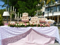 ροζ τραπεζομάντηλο και λευκή δαντέλα στρωμένα στο τραπέζι της μπομπονιέρας