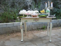 τραπέζι για τα γλυκά φτιαγμένο απο την ομάδα της 4weddings