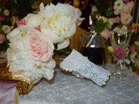 νυφικό μπουκέτο με παιόνιες, τριαντάφυλλα και λυσίανθο δεμένο με σεμεδάκι απο την μαμά της νύφης