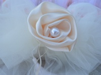 σατέν υφασμάτινο λουλούδι με πέρλα και λευκή φούντα