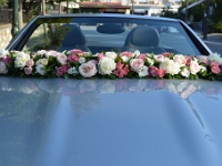 στολισμός του νυφικού αυτοκινήτου με λευκές παιόνιες, σομόν τριαντάφυλλα και ροζ λυσίανθο