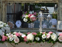 γιρλάντα στην διακόσμηση του τραπεζιού της μπομπονιέρας με λευκές παιόνιες, σομόν τριαντάφυλλα και ροζ λυσίανθο