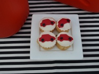 mini cupcakes με κόκκινα αυτοκίνητα