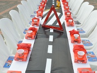 αυτοκινητόδρομος το τραπέζι για τα παιδάκια, με δίσκο σερβιρίσματος αυτοκινητάκι