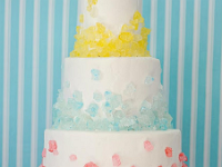 παιδική τούρτα με χρωματιστή κρυσταλλική ζάχαρη